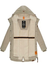 Beige ytterjacka med mjuk fleecefoder, rivjärnsstruktur, orange detaljer och varumärkesetikett. Har tryckknappar och justerbara ärmslut.