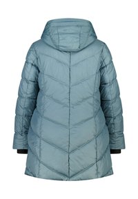 Lichtblauwe pufferjack met capuchon, voorzien van een chevron-quiltpatroon en zwarte accenten bij de manchetten. Glad, glanzend stoftextuur.