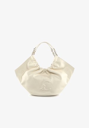 Bolso de cuero suave color crema con parte superior fruncida, cadena dorada y asas dobles de cuero, y un sutil logo en relieve en el centro delantero.