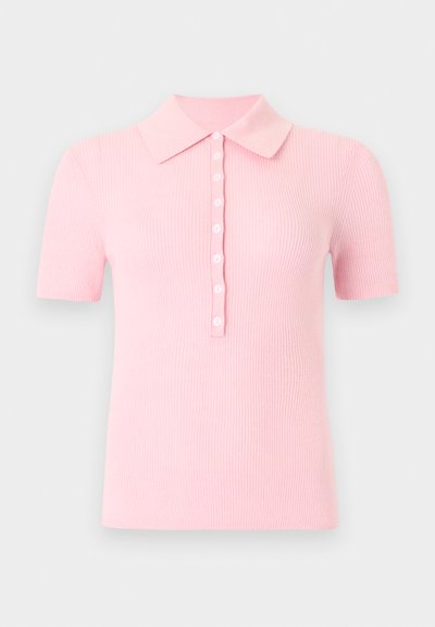 Ανοιχτό ροζ ριμπ κοντομάνικο πόλο πουκάμισο με έξι λευκά κουμπιά στο μπροστινό μέρος και μυτερό γιακά.