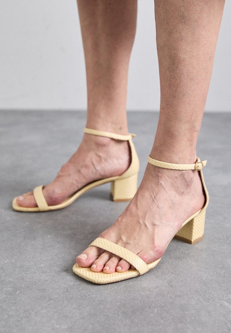 Stuart Weitzman - SIMPLECURVE  - Sandales - wheat, Agrandir