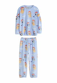 Set de pijamale albastre format dintr-o bluză cu mânecă lungă și pantaloni elastici, ornamentat cu personaje de desene animate purtând pălării roșii de Moș Crăciun.