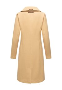 Beige wollen jas met een lange snit, gekartelde kraag en lange mouwen. Heeft een rechte rug met zijnaadzakken en een split aan de onderrand.