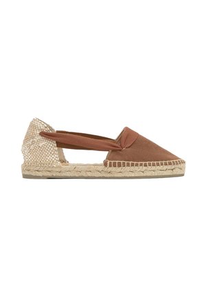 Espadrilla marrone con punta chiusa, tacco beige intrecciato, cinturino elastico alla caviglia e suola in juta intrecciata su sfondo bianco.