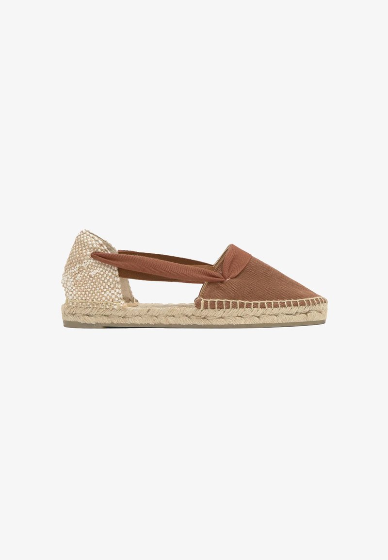 Espadrille marrón de punta cerrada con talón beige tejido, correa elástica en el tobillo y suela de yute trenzado sobre fondo blanco.