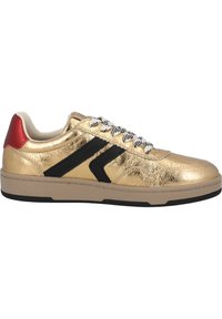 Sneaker metallico dorato con strisce nere, cappuccio del tallone rosso e superficie texturizzata. Presenta lacci piatti e una suola in gomma.