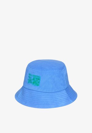 Chapeau seau bleu en tissu texturé. Présente un logo vert subtil avec un motif floral. Couronne arrondie et large bord rigide.