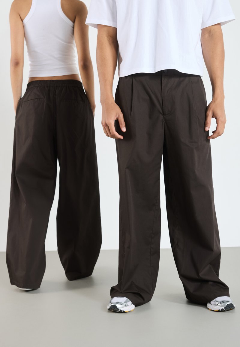 YOURTURN by Zalando - UNISEX - Kelnės - brown, Padidinti