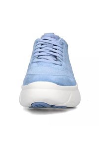 Sneaker azzurro chiaro con tomaia texturizzata, punta tonda e suola in gomma bianca. Presenta chiusura con lacci e dettagli decorativi sottili.