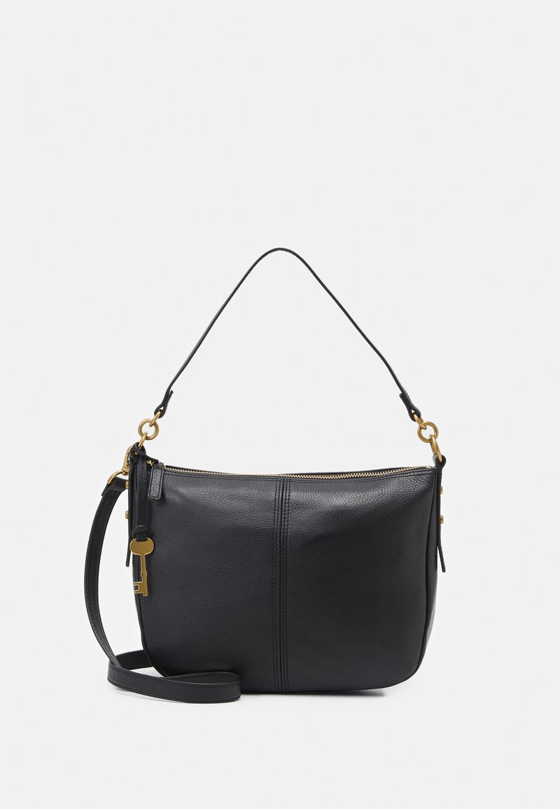 Sac à main en cuir noir avec une texture lisse, matériel en tonalité dorée, fermeture éclair et bandoulière ajustable. Présente un détail en forme de clé.