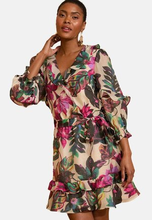Bloemenjurk met levendige roze, groene en zwarte bladrandpatronen. Getailleerde taille met een strik en ruches aan de mouwen en zoom. Lichtgewicht stof.