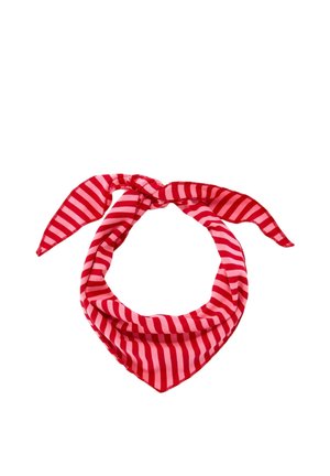 Bandana en tissu rayé horizontalement rouge et rose, pliée en triangle et nouée.
