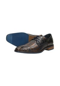 Bruine leren dresschoenen met krokodillen-embosd textuur. Beschikt over een spitse neus, blauwe zoolaccenten en vetersluiting.