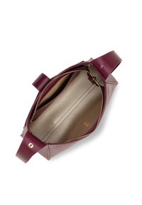 Sac à main en cuir bordeaux avec un extérieur texturé, une fermeture éclair dorée et une doublure beige. Il dispose de deux compartiments et de poignées lisses.