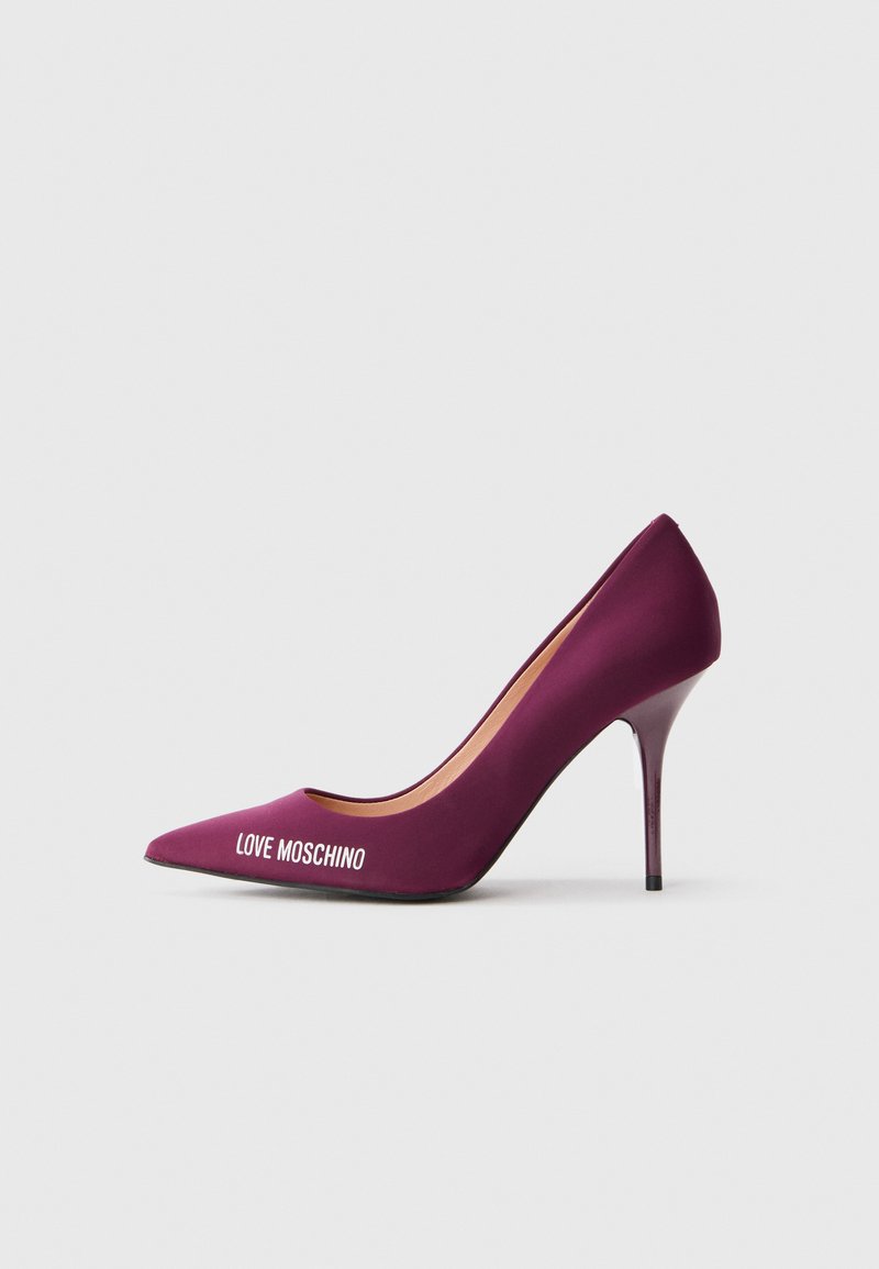 Burgundska visoka petka z koničastim nosom, gladek material in bel "LOVE MOSCHINO" logotip na strani. Oblikovanje stileta.