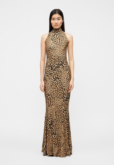 Robe à col licou imprimé léopard, silhouette ajustée, longueur longue, fabriquée en tissu lisse, présentant un motif animalier en marron et noir.
