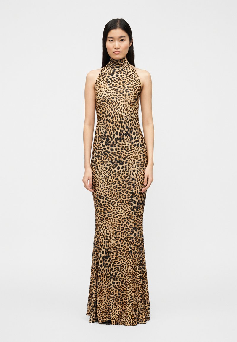 Robe à col licou imprimé léopard, silhouette ajustée, longueur longue, fabriquée en tissu lisse, présentant un motif animalier en marron et noir.