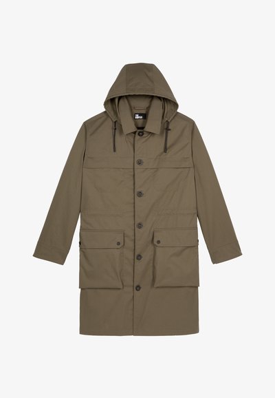 Cappotto lungo da uomo verde oliva con cappuccio, bottoni frontali, due grandi tasche con patta e coulisse regolabili sul cappuccio.