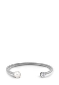 Sidabrinė atvira apyrankė su apvaliu baltu perlu ir skaidriu deimantą primenančiu akmeniu, pasižyminti elegantišku, minimalistišku dizainu.