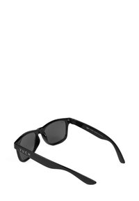Černé sluneční brýle s geometrickým rámem, tmavými čočkami a matným povrchem. Na jedné straně je bílý nápis "VUCH". Svěží a štíhlý design.