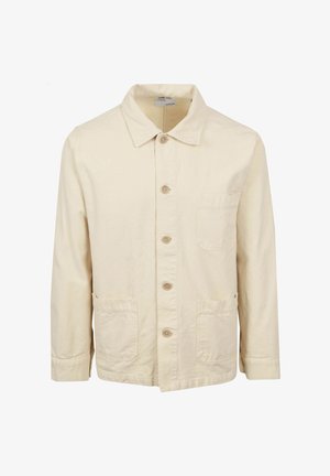 Chaqueta de color beige claro en algodón, con cuello tipo solapa, cierre frontal de botones, dos bolsillos laterales y un bolsillo en el pecho.