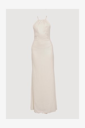 Długa, kremowa sukienka wykonana z gładkiego materiału, z halterem, marszczonym stanikem i dopasowaną sylwetką, która opada do podłogi.