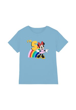 Helles blaues Baumwoll-T-Shirt mit einem Aufdruck eines Charakters mit einer roten Schleife, der neben einem bunten Regenbogen steht, sowie dem Text "Ich bin 5."