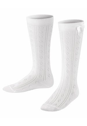 Knielange weiße Socken mit einem strukturierten Strickmuster, das vertikale Streifen und kleine Rautenmuster zeigt; mit einer Schleifenakzent am oberen Ende versehen.