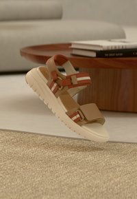 Unselected, beige/brick