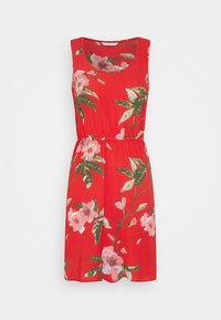 Vestido vermelho sem mangas com um padrão floral, apresentando flores rosas e folhas verdes, ajustado na cintura com um design confortável e fluido.
