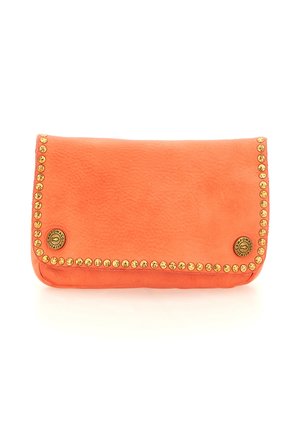 Clutch in pelle arancione con borchie dorate lungo i bordi e due bottoni metallici rotondi con marchio sulla patta anteriore.