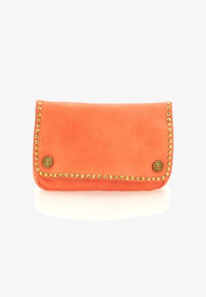 Clutch in pelle arancione con borchie dorate lungo i bordi e due bottoni metallici rotondi con marchio sulla patta anteriore.