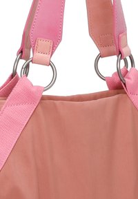 Borsa in tessuto rosa con ampie cinghie strutturate e anelli in metallo argento. Il corpo principale è di un morbido colore pesca, con un design semplice e liscio.