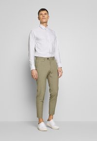 Lindbergh CLUB PANTS - Chinos - army