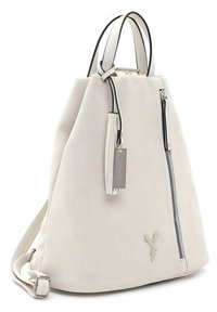 Mochila blanca de cuero perforado con forma estructurada, bolsillo frontal con cremallera y acentos en negro contrastantes en las correas.