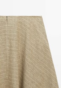 Jupe en lin beige avec des fines rayures horizontales et une petite fermeture éclair en haut au centre du dos.