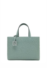 Borsa tote verde menta con motivo a logo in rilievo, doppi manici superiori e un'etichetta argentata rimovibile. Texture liscia, forma rettangolare.