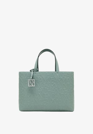 Borsa tote verde menta con motivo a logo in rilievo, doppi manici superiori e un'etichetta argentata rimovibile. Texture liscia, forma rettangolare.