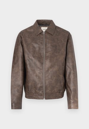 Braune Lederjacke mit einem Kragen, Reißverschluss vorne und elastischem Saum. Verfügt über eine glatte Textur und dezenten Glanz.