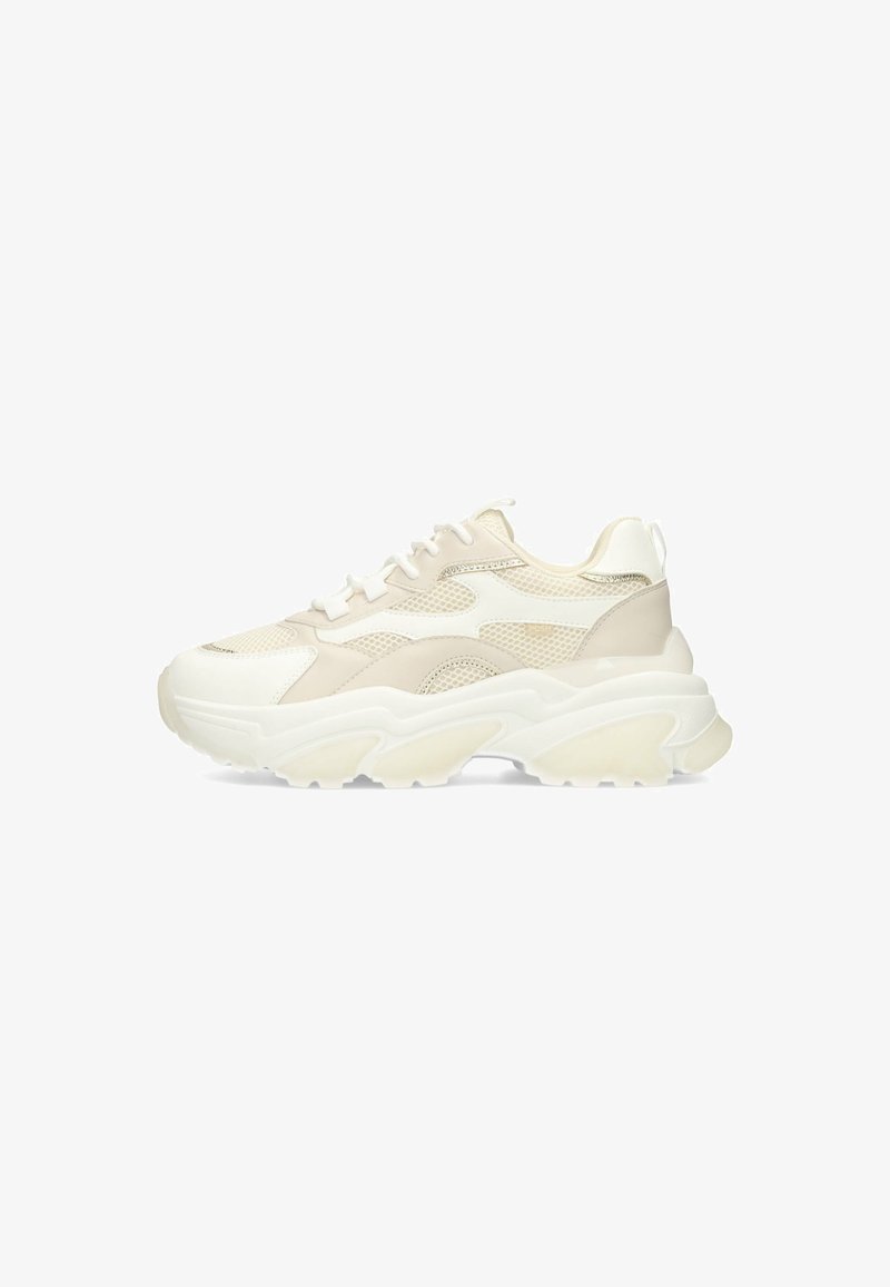 Zapatillas gruesas con un upper de malla en un tono beige claro, acentos blancos, paneles texturizados y una suela gruesa y acolchada para mayor soporte.