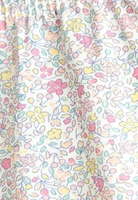 Tessuto bianco con un motivo denso di piccoli fiori rosa, gialli e arancioni collegati da sottili steli blu e foglie verdi.