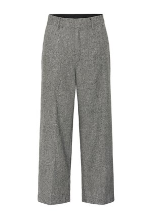 Grijze broek met een visgraatpatroon en een wijde pijpdesign, met een zwarte tailleband. Gemaakt van textiel dat aan wol doet denken.