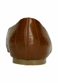 Ballerine synthétique marron avec un motif crocodile texturé, bout rond, dos lisse et semelle beige. Design simple et discret.