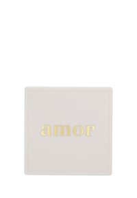 Caja cuadrada de color rosa claro con texto en relieve dorado que dice "amor". Textura suave, diseño minimalista y bordes redondeados.