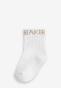 Weiße Baumwollsocke mit gerippter Textur und einem weichen braunen "BAKER"-Logo am Bund. Knöchellanges Design. Geeignet für Freizeitkleidung.