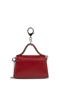 Piccola borsa in pelle rossa con manico superiore, tracolla in catena argentata e grande moschettone argentato attaccato al manico.
