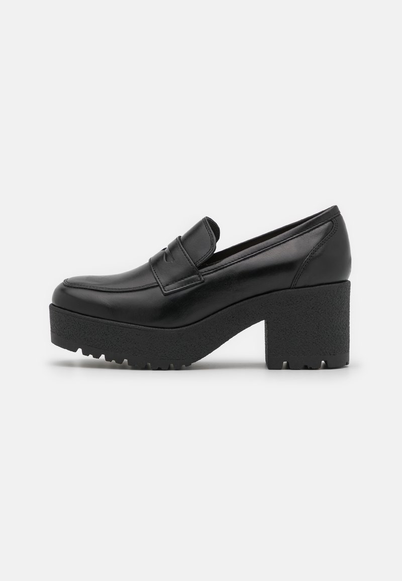 Mocassin à plateforme en cuir noir avec talon bloc épais, bout arrondi et détails cousus sur la tige lisse.
