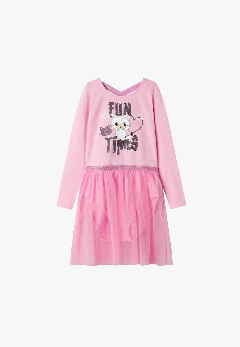 Pitkähihaisen vaaleanpunaisen mekon tullerihkuleilla, jossa on kissagrafiikka ja teksti "HAUSKAA AIKAA". Kimaltava vyötärö ja kerrostettu muotoilu.