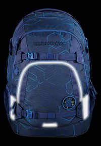 Marineblauer Rucksack mit sechseckigem Muster, reflektierenden Akzenten, verstellbaren Trägern, Seitentaschen und einem Logoschild. Der Stoff ist strapazierfähig und strukturiert.