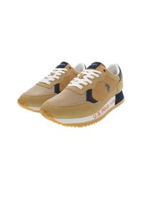Hnědé sportovní sneakers s bílými tkaničkami, z materiálů síťoviny a semiše. Obsahují námořnické akcenty a nápis "U.S. POLO ASSN." v oranžové barvě na boku.